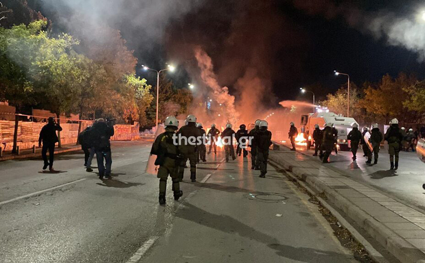 Επεισόδια τώρα στη Θεσσαλονίκη: Μολότοφ, πέτρες και χημικά