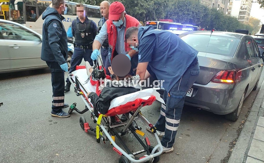 Θεσσαλονίκη: 18χρονη τσακώθηκε με τον πατέρα της και κρεμάστηκε από το αμάξι του &#8211; Εκείνος πάτησε γκάζι και έφυγε