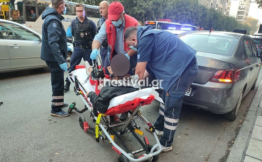 Θεσσαλονίκη: 18χρονη τσακώθηκε με τον πατέρα της και κρεμάστηκε από το αμάξι του – Εκείνος πάτησε γκάζι και έφυγε