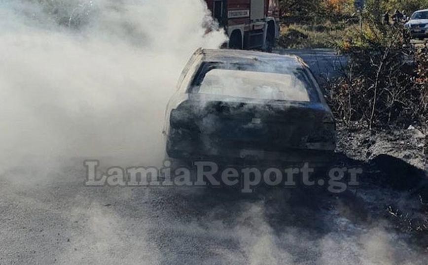Φθιώτιδα: Αυτοκίνητο τυλίχτηκε στις φλόγες μετά από τροχαίο – Δείτε φωτογραφίες