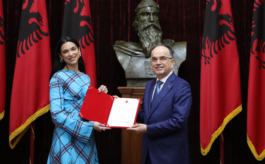 Dua Lipa: Η ποπ σταρ έλαβε την αλβανική υπηκοότητα – «Έκανε διάσημους τους Αλβανούς σε όλο τον κόσμο»