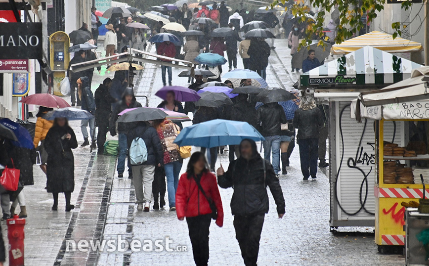 Κακοκαιρία Άριελ: Με τις ομπρέλες στα χέρια οι Αθηναίοι – Φωτορεπορτάζ του Newsbeast