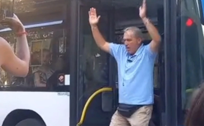 Ρόδος: Viral ο οδηγός λεωφορείου που άφησε το τιμόνι και άρχισε το&#8230;  τσιφτετέλι &#8211; «Μεγάλη μορφή» λένε οι ντόπιοι