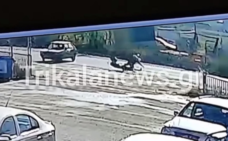 Σοκαριστικό τροχαίο στα Τρίκαλα: Βίντεο με αυτοκίνητο να εκσφενδονίζει μοτοσικλετιστή