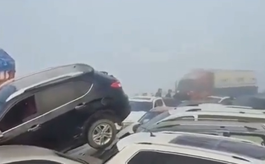 Τεράστια καραμπόλα με περισσότερα από 200 αυτοκίνητα στην Κίνα &#8211; Νεκρός ένας οδηγός