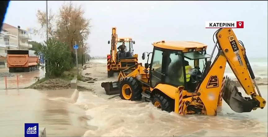 Απίστευτες εικόνες στην Κατερίνη: Εκσκαφέας απεγκλωβίζει εκσκαφέα που βυθιζόταν