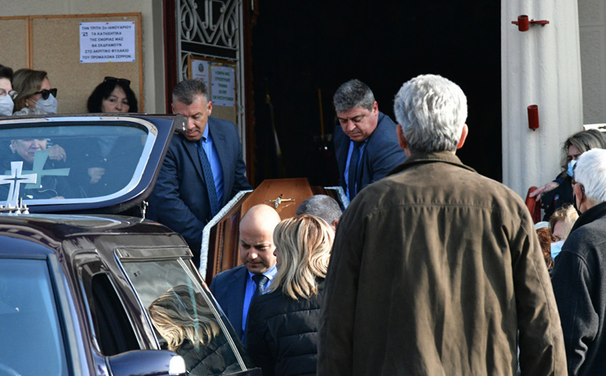 Συγκλονισμένοι στην κηδεία οι συγγενείς του Νίκου Χλόψιου που σκοτώθηκε στο δυστύχημα με το λεωφορείο στο Βουκουρέστι