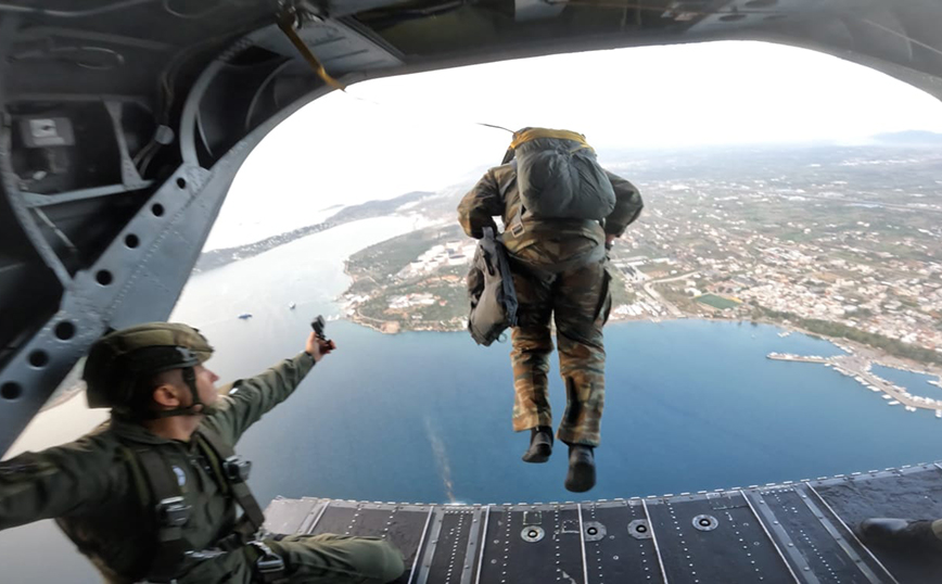 Άλμα του Κωνσταντίνου Φλώρου από Chinook &#8211; Εικόνες από την άσκηση αλεξιπτωτιστών