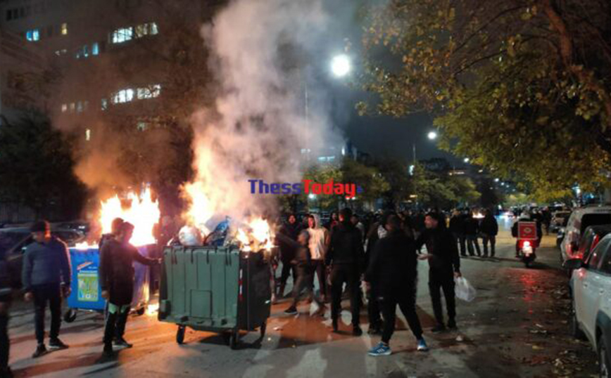 Θεσσαλονίκη: Ρομά καίνε κάδους έξω από το Ιπποκράτειο – «Θέλουμε δικαιοσύνη», λένε για τον 16χρονο