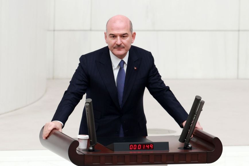 Χαμός στην Τουρκία: Ξέσπασε ο Σοϊλού κατά της αντιπολίτευσης – Βουλευτές του πέταξαν βιβλιάρια με λογαριασμούς