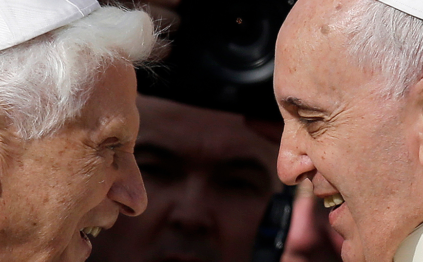 Ανησυχία για τον πρώην πάπα Βενέδικτο &#8211; Η απρόσμενη έκκληση του πάπα Φραγκίσκου