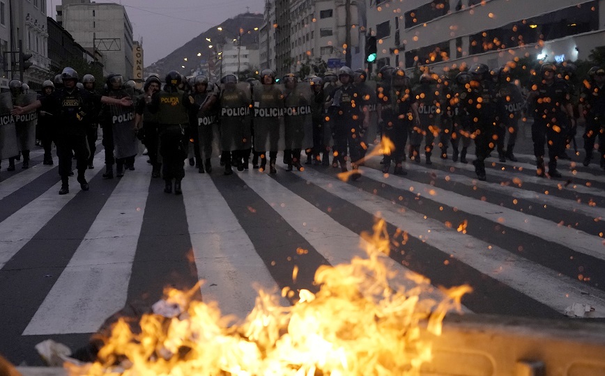 Τι γνωρίζουμε για την πολιτική αναταραχή στο Περού: Ο φτωχός δάσκαλος που κέρδισε τον λαό, έγινε πρόεδρος και… βούλιαξε στα σκάνδαλα