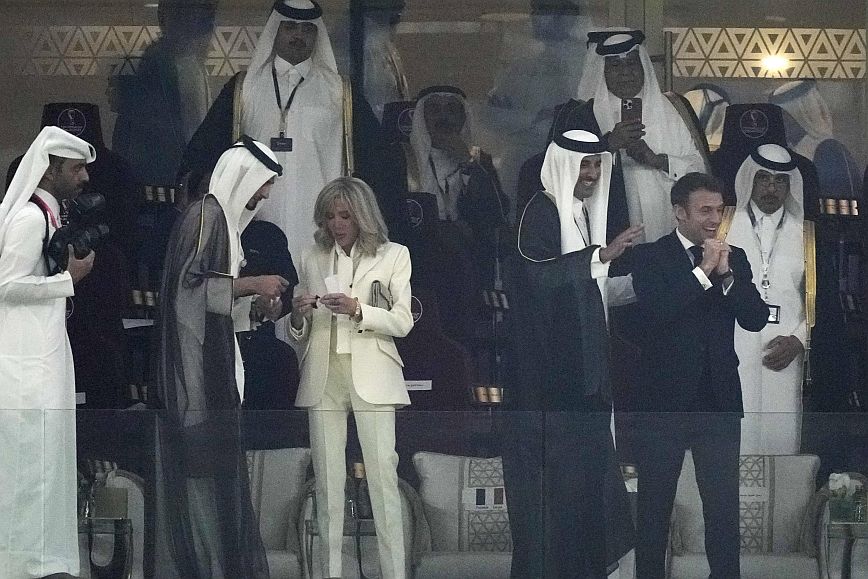 Μουντιάλ 2022: Στις εξέδρες για τον τελικό στη Ντόχα ο Εμανουέλ Μακρόν με τη γυναίκα του Μπριζίτ