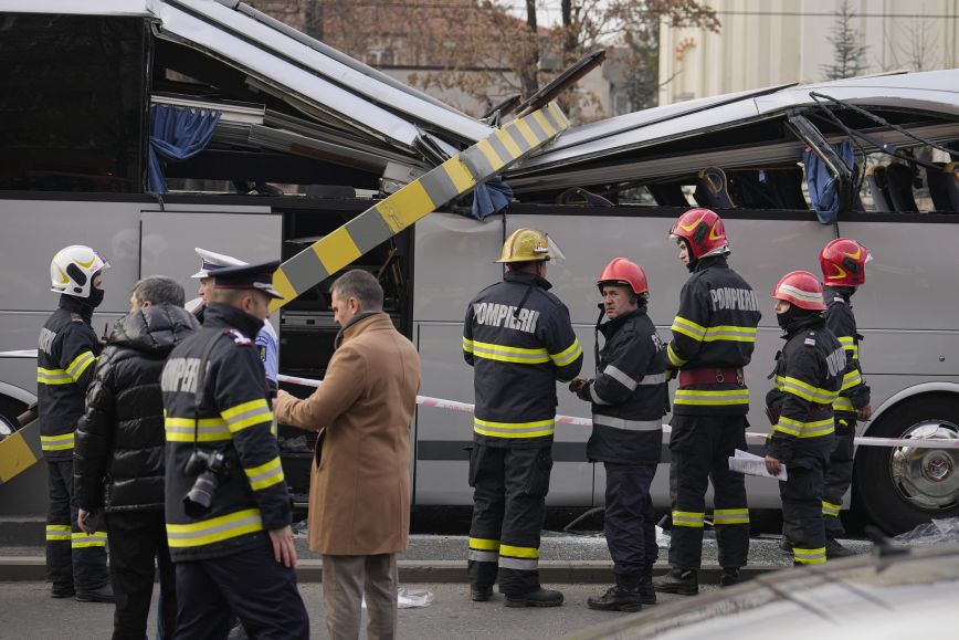 Ρουμανία: 18 ώρες φέρεται να ήταν στο τιμόνι ο οδηγός – Η στιγμή που η σιδερένια μπάρα που συνθλίβει λεωφορείο