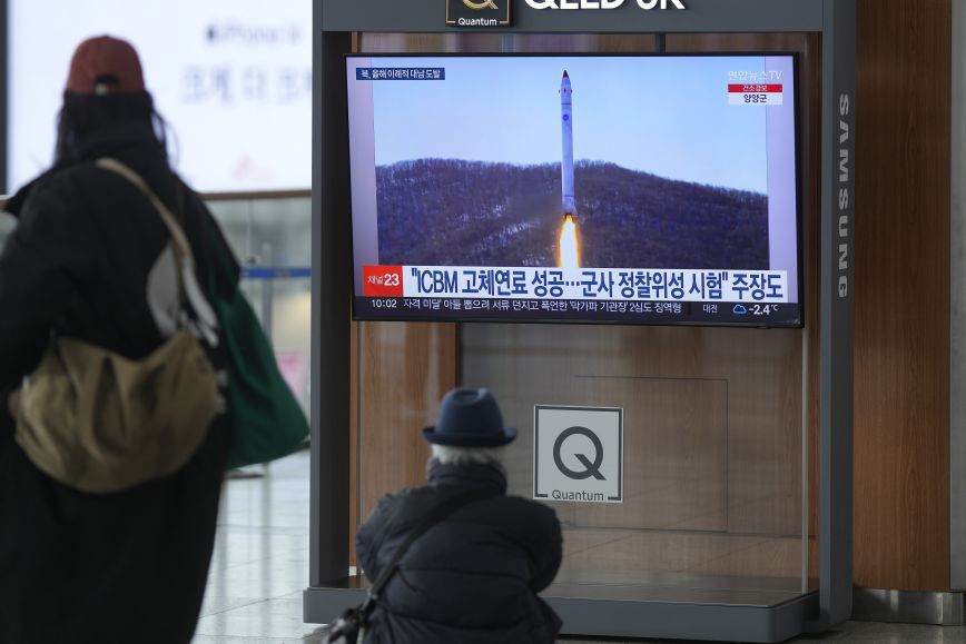 Βόρεια Κορέα: Εκτόξευσε «τρεις βαλλιστικούς πυραύλους άγνωστου τύπου» προς τη θάλασσα της Ιαπωνίας