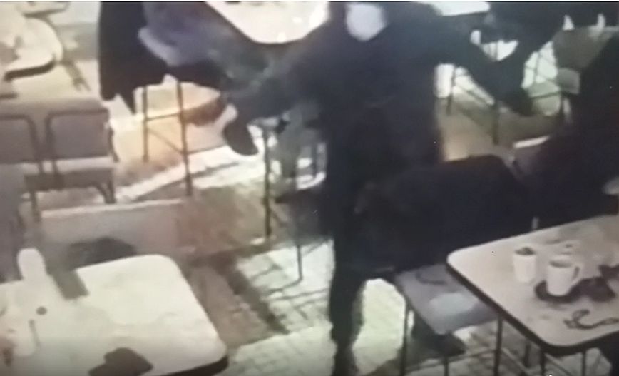 Βίντεο &#8211; σοκ: Η στιγμή που ο δράστης μπαίνει στην καφετέρια και πυροβολεί κατά θαμώνων