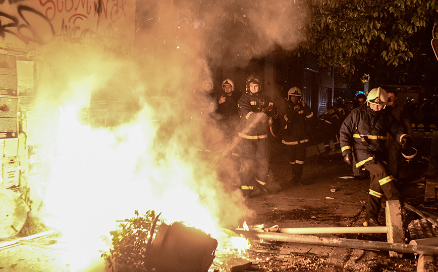 Επεισόδια στα Εξάρχεια και την Αυλίζα Αχαρνών: 16 συλλήψεις και 13 αστυνομικοί τραυματίες, οι έξι από σκάγια