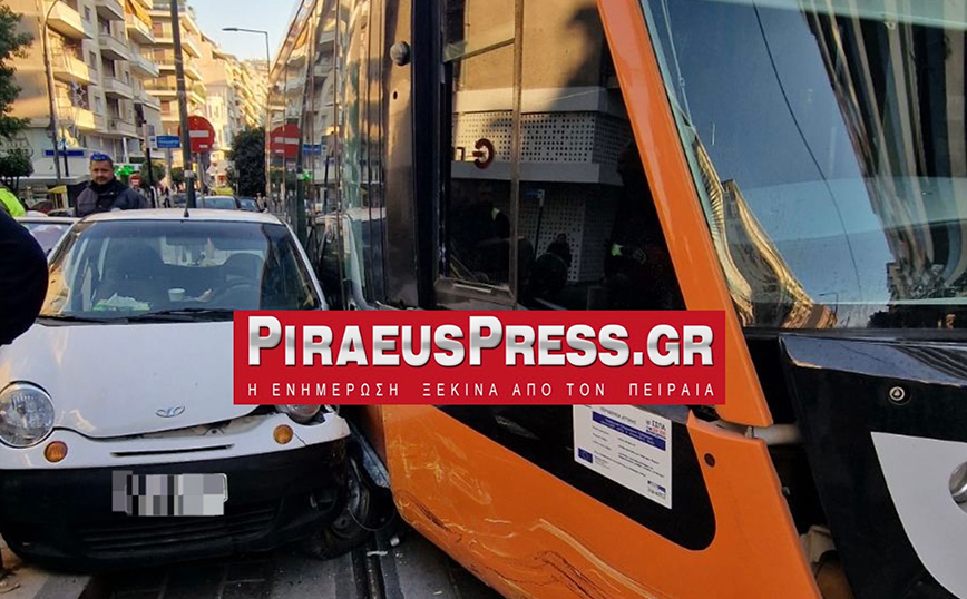 Αμάξι συγκρούστηκε με τραμ στο κέντρο του Πειραιά