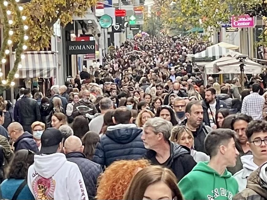 Πλήθος κόσμου βγήκε για βόλτα στο στολισμένο κέντρο της Αθήνας