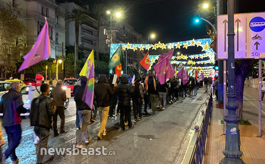 Κούρδοι διαδηλώνουν στο Σύνταγμα με το σύνθημα «τρομοκράτη Ερντογάν»