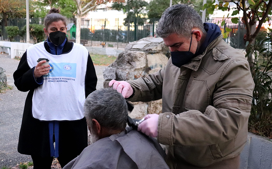 Δήμος Αθηναίων: Εθελοντές κούρεψαν άστεγους