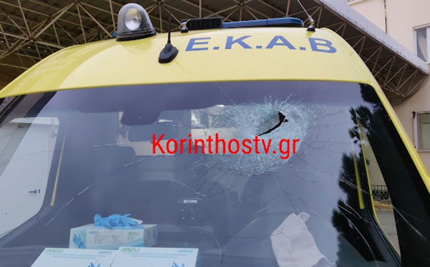 Πέταξαν πέτρες σε ασθενοφόρο στην Κορίνθου – Πατρών που μετέφερε διασωληνωμένο