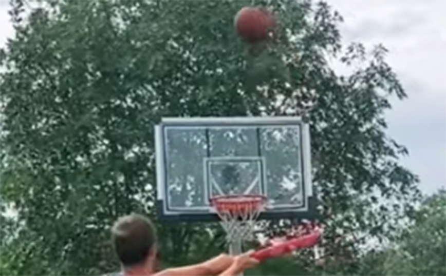 Όταν δεν μπορείς να αποφασίσεις αν σου αρέσει το μπάσκετ ή το μπέιζμπολ