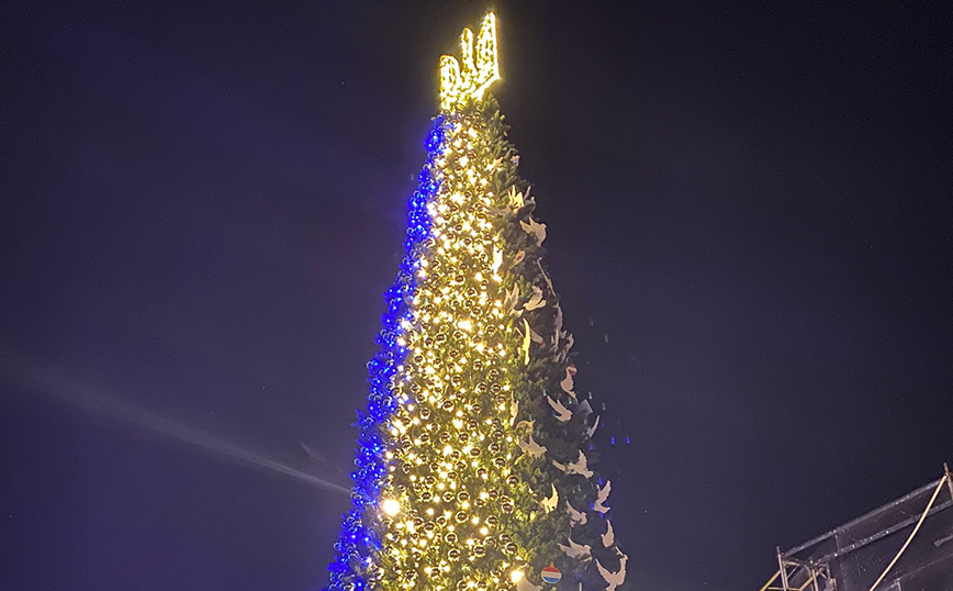 Το πρωί βομβαρδισμοί, το βράδυ φωταγώγηση του χριστουγεννιάτικου δέντρου στο Κίεβο