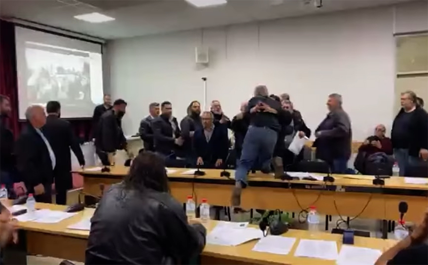 Χαμός σε δημοτικό συμβούλιο στην Κρήτη: Πιάστηκαν στα χέρια – Δείτε βίντεο
