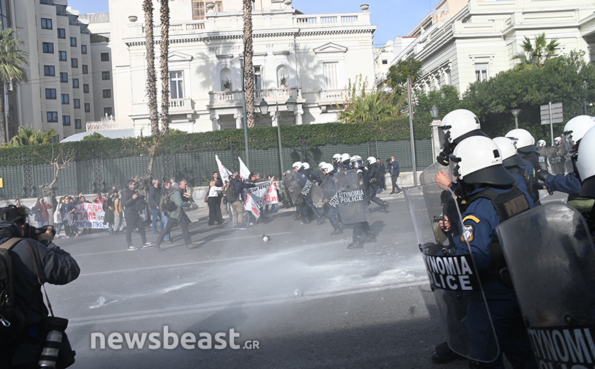 Ένταση έξω από τη Βουλή με συμπλοκές και χημικά