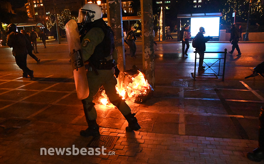 Ένταση με δακρυγόνα και κρότου λάμψης στην πορεία για τον θάνατο του 16χρονου Ρομά στο κέντρο της Αθήνας