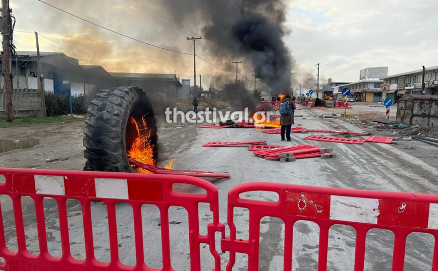 Επεισόδια στη Θεσσαλονίκη με Ρομά και ΜΑΤ: Φωτιές και οδοφράγματα στο Μεταγωγών &#8211; Πυρπολήθηκε εκσκαφέας