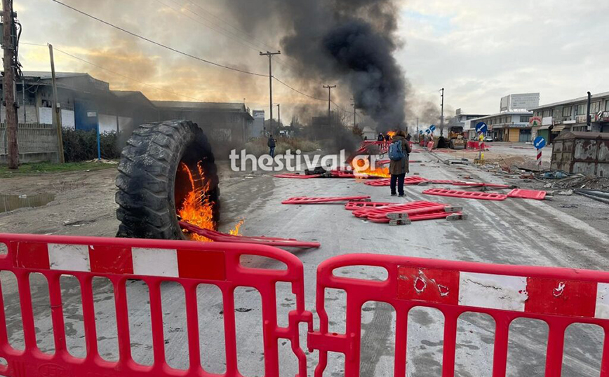 Επεισόδια στη Θεσσαλονίκη με Ρομά και ΜΑΤ: Φωτιές και οδοφράγματα στο Μεταγωγών – Πυρπολήθηκε εκσκαφέας