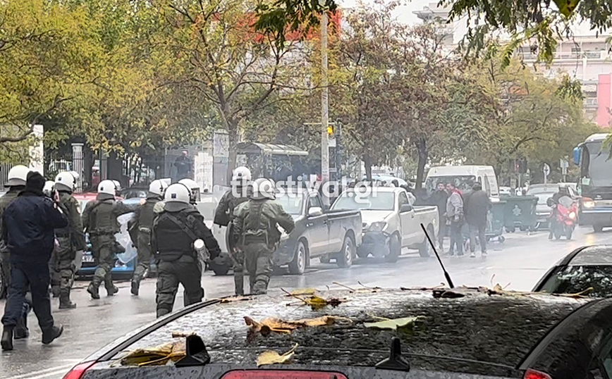 Θεσσαλονίκη: Ένταση έξω από το Ιπποκράτειο μεταξύ Ρομά και ΜΑΤ για τον πυροβολισμό του 16χρονου