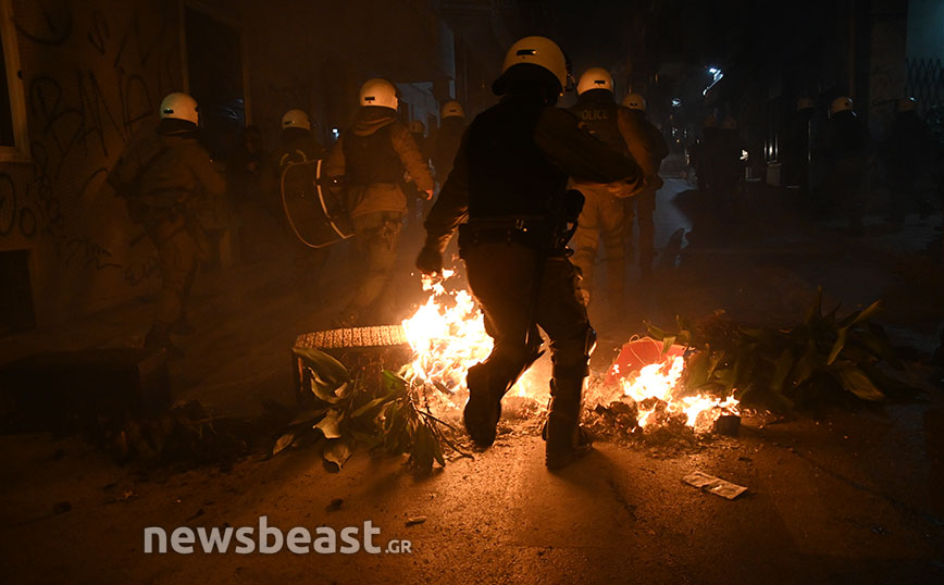 Βίντεο από τα επεισόδια στα Εξάρχεια: Μολότοφ, οδοφράγματα, κυνηγητό και τα ΜΑΤ να πηδούν πάνω από τις φωτιές