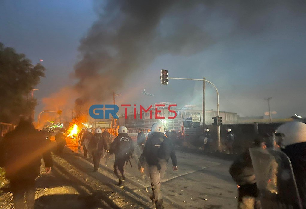 Ένταση με πυροβολισμούς στη Θεσσαλονίκη: Οδοφράγματα και φωτιές από Ρομά – Με χημικά απάντησαν οι αστυνομικοί