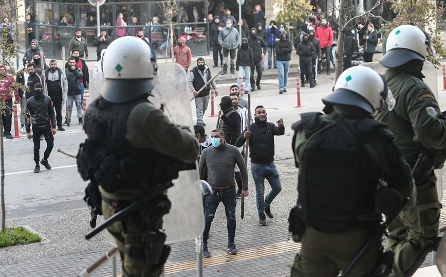 Θεσσαλονίκη: Επεισόδια έξω από τα δικαστήρια &#8211; Ρομά πέταξαν ξύλα στους αστυνομικούς που απάντησαν με χημικά