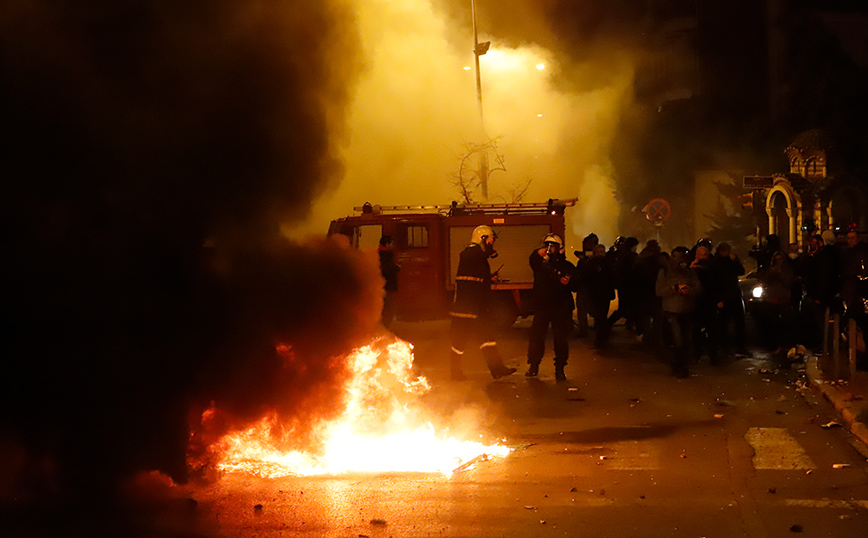 Συνελήφθη 18χρονος για τη χθεσινή επίθεση κατά των ΜΑΤ στα Εξάρχεια