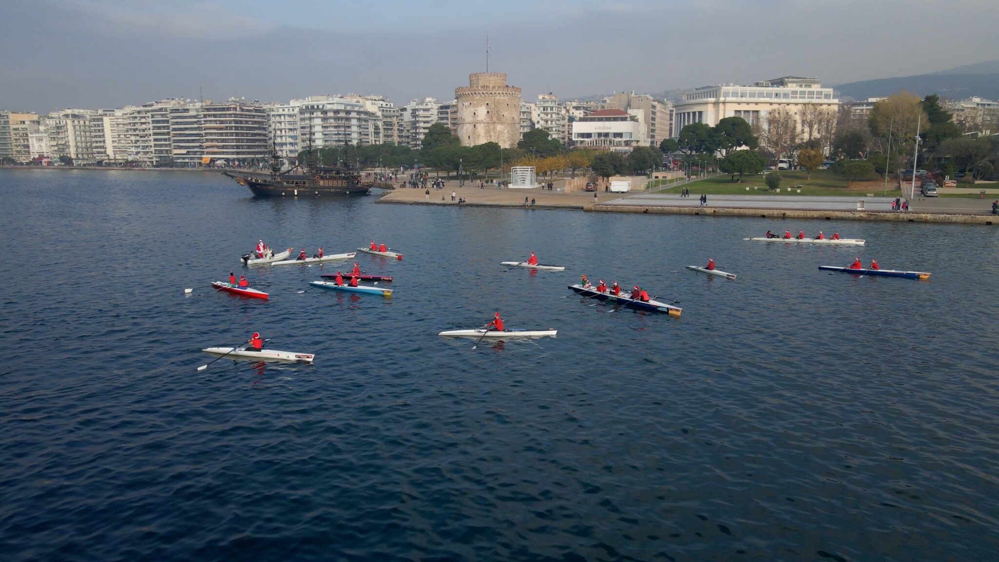 Θεσσαλονίκη: Άρωμα Χριστουγέννων με… προσθαλάσσωση Αγιοβασίληδων  στον Θερμαϊκό