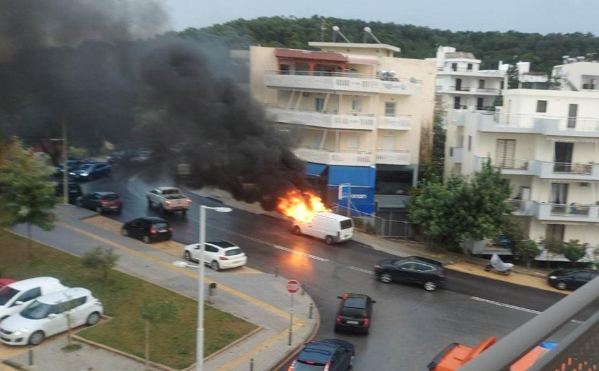 Ρέθυμνο: Αυτοκίνητο τυλίχθηκε στις φλόγες εν κινήσει – Σταμάτησε την τρελή πορεία σε αυλή σπιτιού