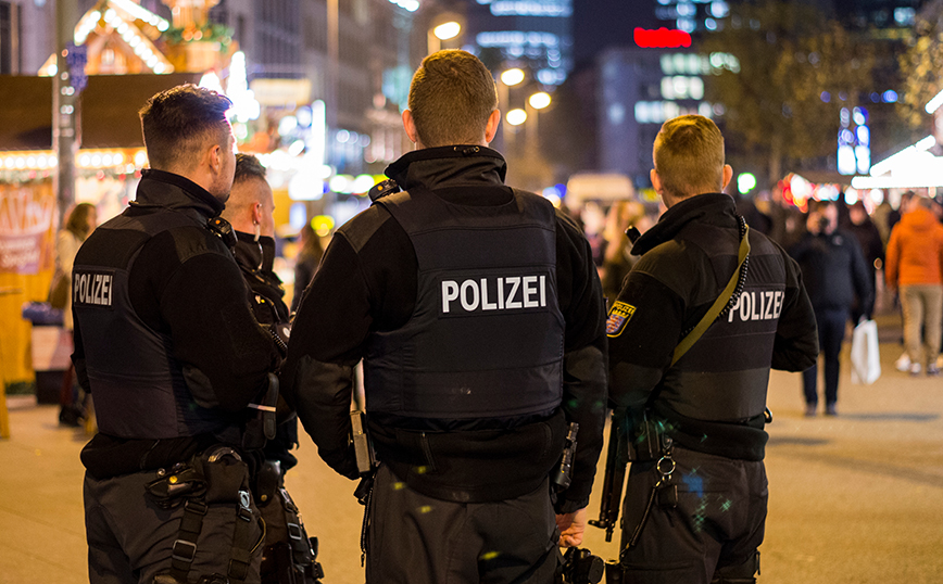 Μπαράζ επιδρομών της αστυνομίας σε οκτώ κρατίδια της Γερμανίας εναντίον της εξτρεμιστικής οργάνωσης «Πολίτες του Ράιχ»