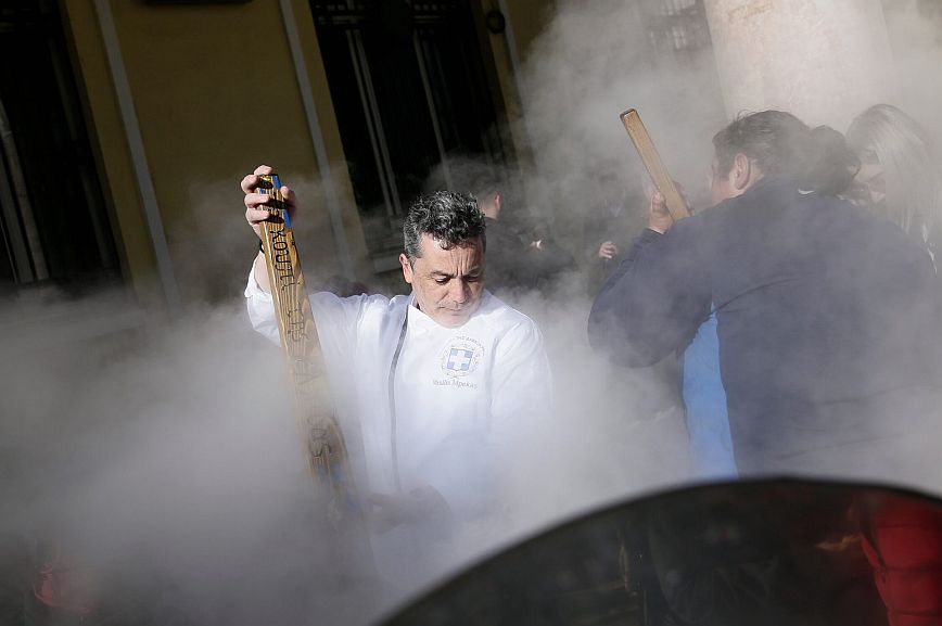 Φαγητό για άπορους στη Θεσσαλονίκη προσέφερε η Προεδρία της Δημοκρατίας