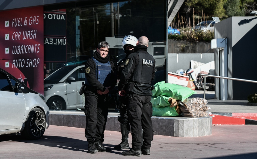 Πυροβολισμοί σε βενζινάδικο στα Γλυκά Νερά: Παραδόθηκαν δύο άτομα &#8211; «Δεν είχαμε σκοπό να σκοτώσουμε κάποιον»