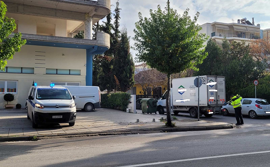 Γυναίκα παρασύρθηκε από φορτηγό στη Λάρισα και μεταφέρθηκε στο νοσοκομείο Γυναίκα παρασύρθηκε από φορτηγό στη Λάρισα και μεταφέρθηκε στο νοσοκομείο