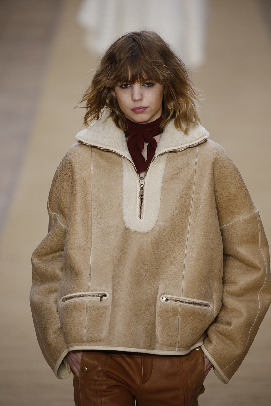 γυναίκα στην πασαρέλα