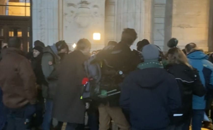 Εύα Καϊλή: Αποφασίζεται η προφυλάκισή της ή μη – Χαμός από δημοσιογράφους έξω το δικαστήριο, έφτασαν οι δικηγόροι της