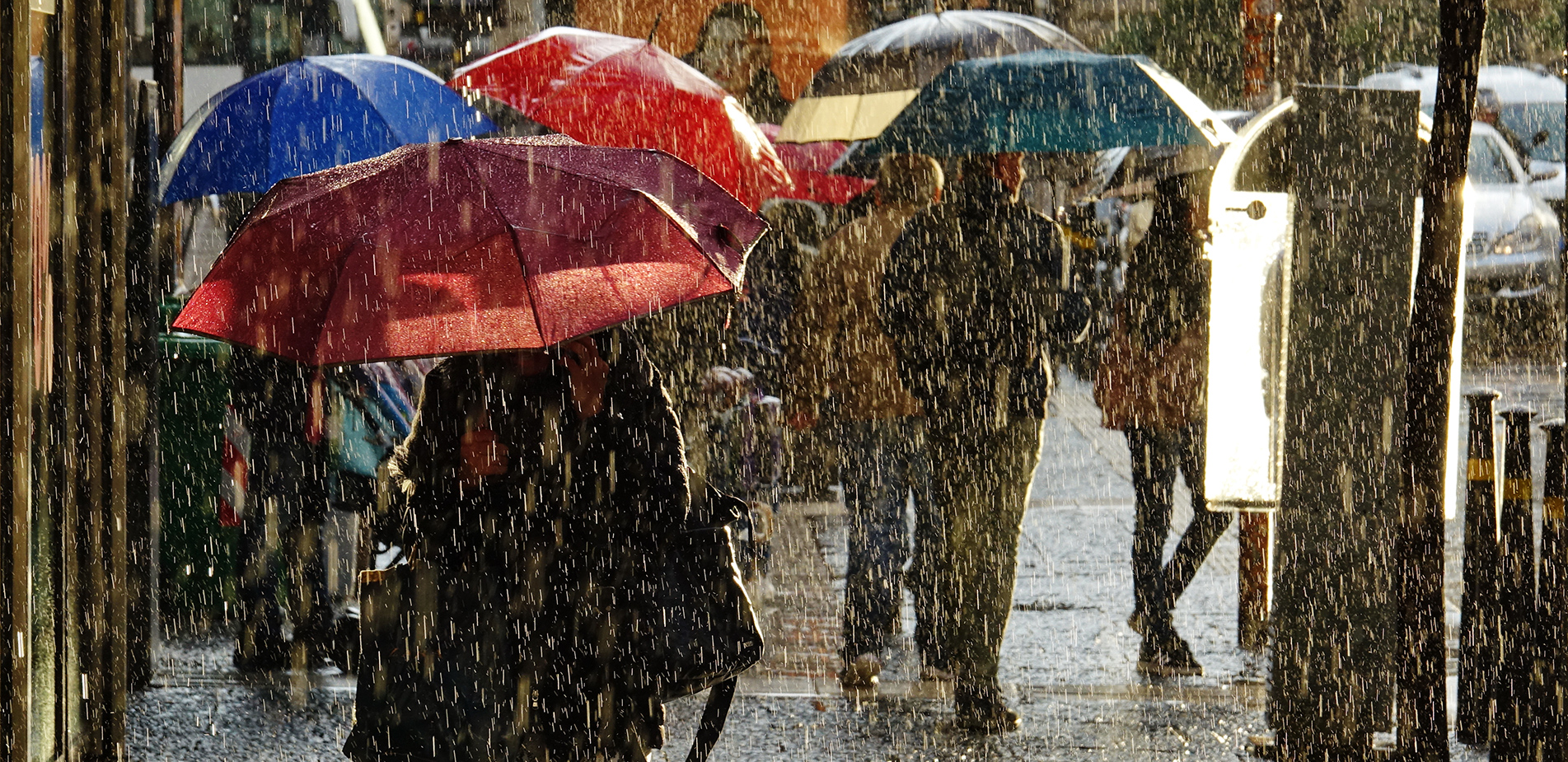 Πώς ο καιρός επηρεάζει την υγεία μας: Τι συμβαίνει στο σώμα μας και γιατί η βροχή φέρνει πόνο