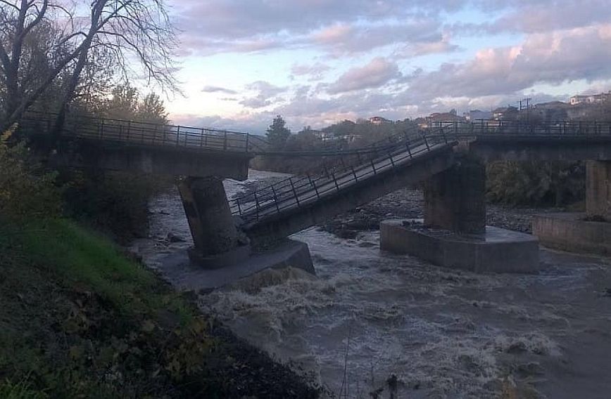 Κακοκαιρία Gaia: Σοβαρές κατολισθήσεις προκάλεσαν κατάρρευση γέφυρας – Δείτε φωτογραφίες