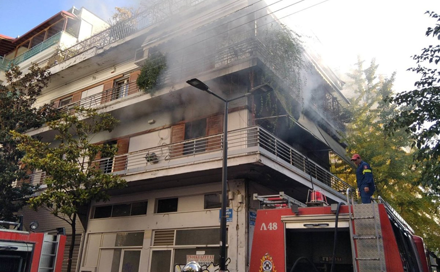 Λάρισα: Διαμέρισμα τυλίχτηκε στις φλόγες – Πρόλαβε και βγήκε ένα άτομο