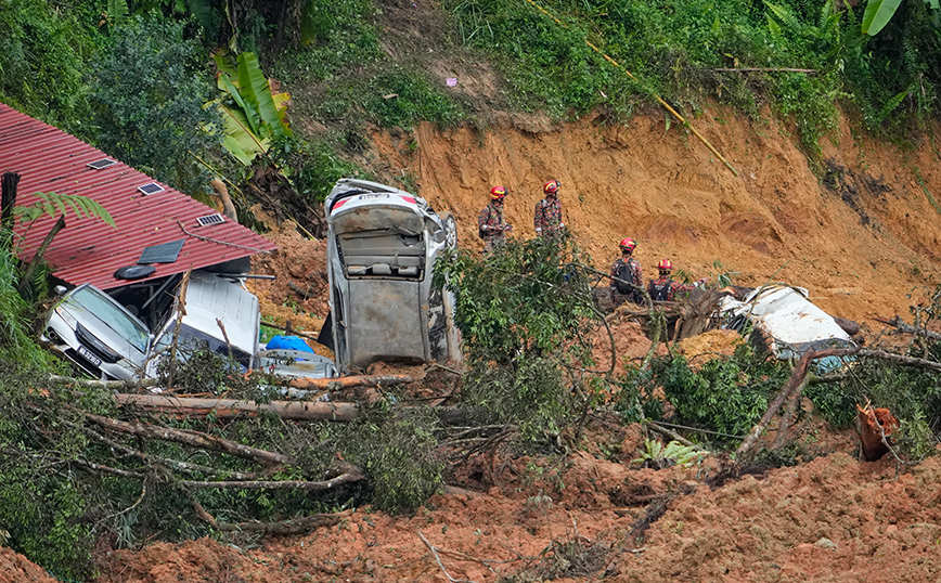 Φονικές πλημμύρες στη Μαλαισία: 72.000 άνθρωποι εγκατέλειψαν τα σπίτια τους